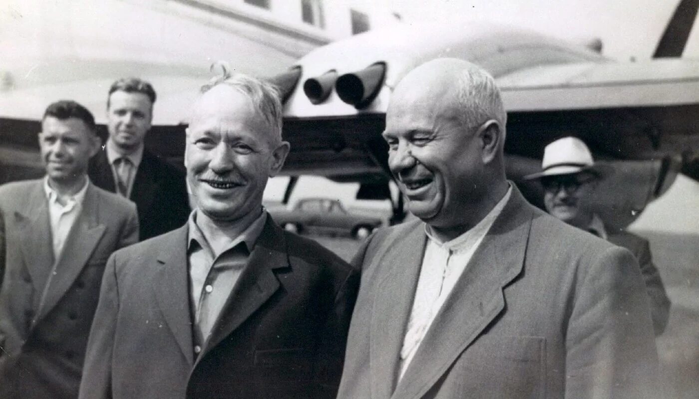 Вознесенский и хрущев 1963 год. Хрущев писатель. Хрущев 1953. Хрущев 1953. Хрущев писатель.