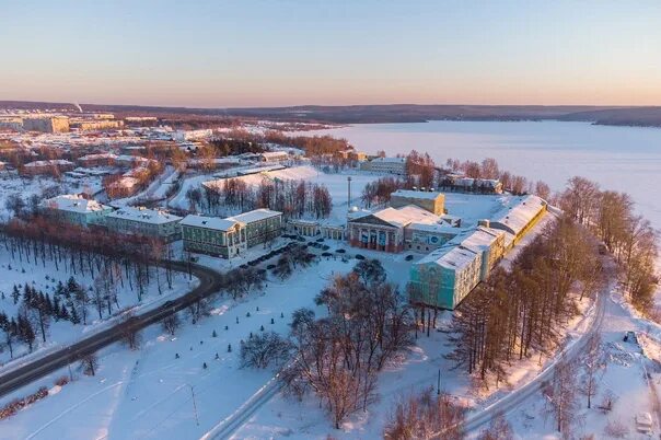 Лысьва Пермский край набережная. Лысьва с высоты птичьего полета. Лысьвенский пруд с высоты. Город Лысьва вид сверху. Лысьва москва