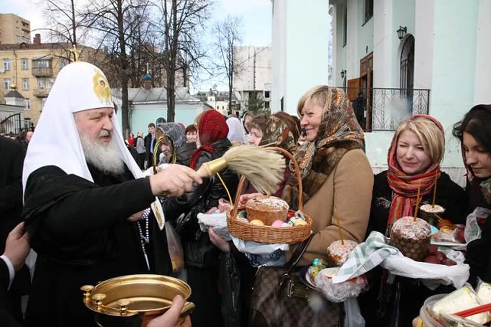 Пасхальная неделя можно ли. Освящение куличей на Пасху. Освящение куличей и яиц. Освящение пасхальных куличей. Освящение куличей в церкви.