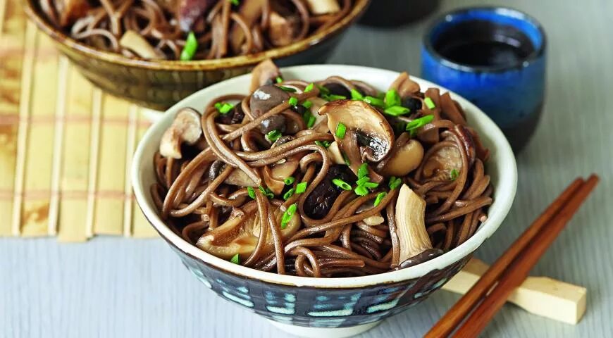 Гречневая лапша с грибами намеко. Салат с гречневой лапшой. Гречневая лапша с грибами. Лапша с грибами. Соба вок с грибами.