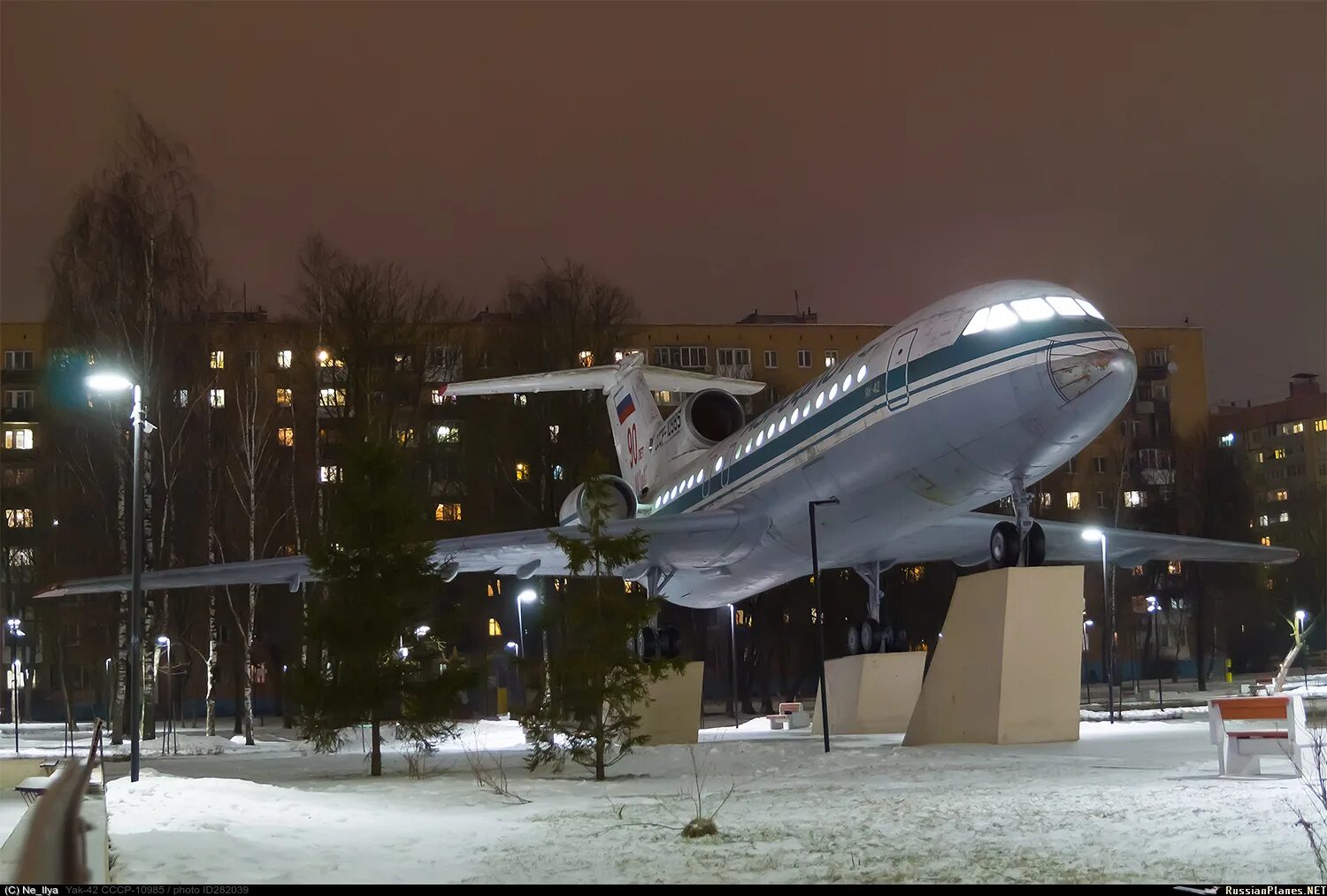 Самолет таксимо. Самолет в Урае памятник. АН 24 Урай. Аэропорт Таксимо АН-24. Таксимо самолет памятник.