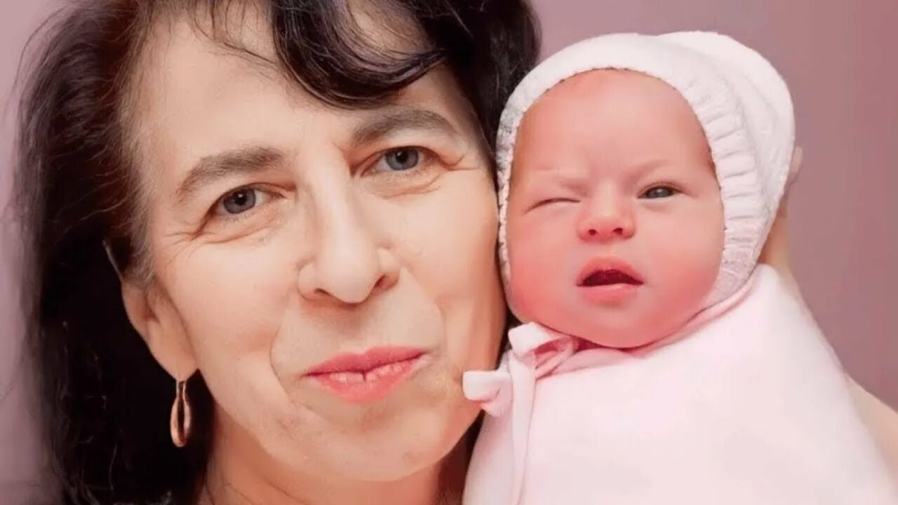 Самая старая мама в мире. Женщина родившая в 50 лет. Пожилая женщина в родильном доме. Женщина родившая в 50 лет. Самая старая мать в мире.