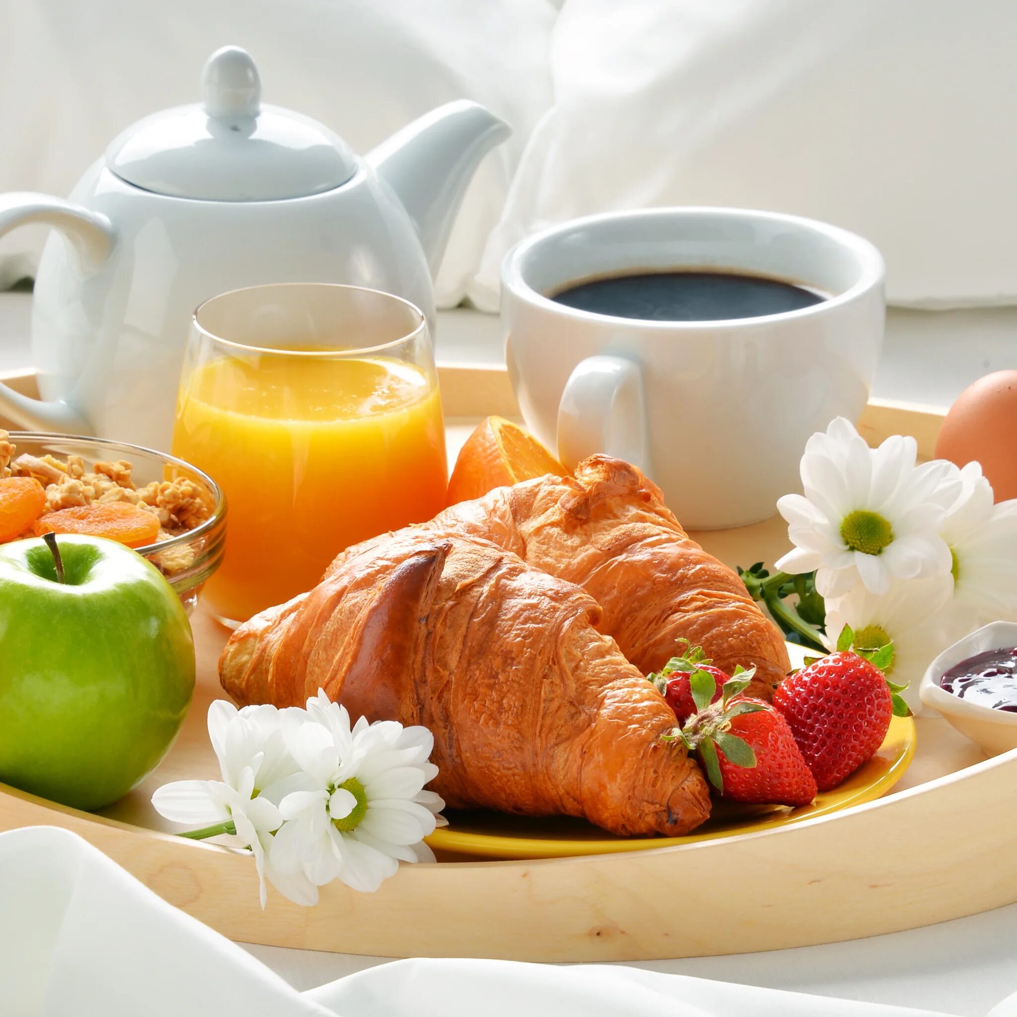 Хорошее утро вкусное. Доброе утро завтрак. Завтрак с круассаном. Чай с круассанами. Вкусный и красивый завтрак.