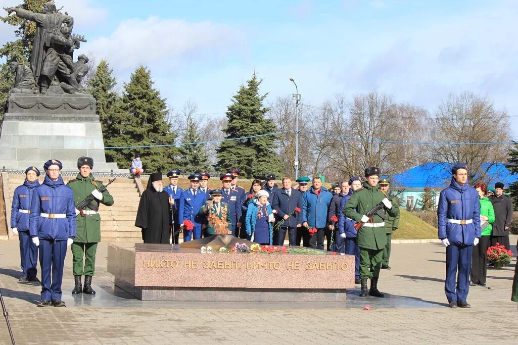 День освобождения вязьмы. Памятник Ефремову в Вязьме. Вечный огонь Вязьма. Генерал Ефремов памятник в Вязьме. День освобождения Вязьмы от немецко-фашистских захватчиков.