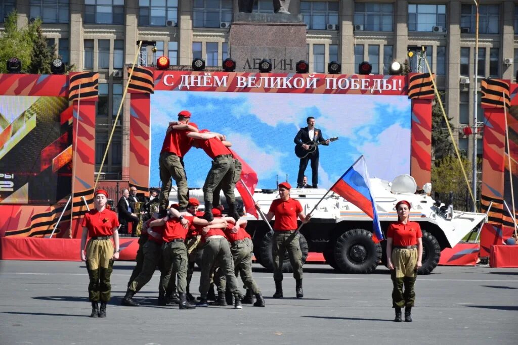 Шествие суть времени. Парад Победы на театральной площади Саратов. Парад 9 мая. День Победы парад. Парад в честь 9 мая.