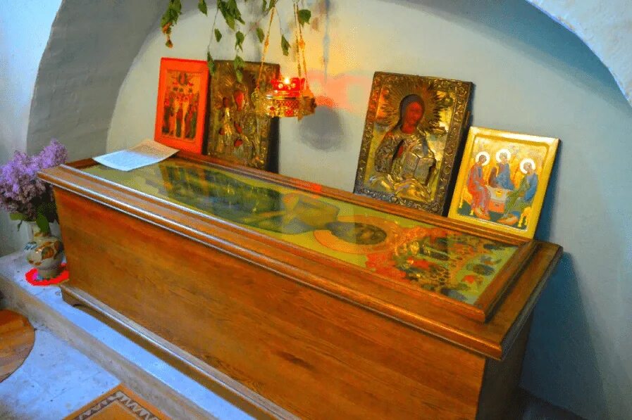 Блж матрона московская мощи. Храм василия блаженного мощи. Мощи матроны в покровском монастыре. Верхотурье мощи симеона верхотурского монастырь. Мощи андрея симбирского.