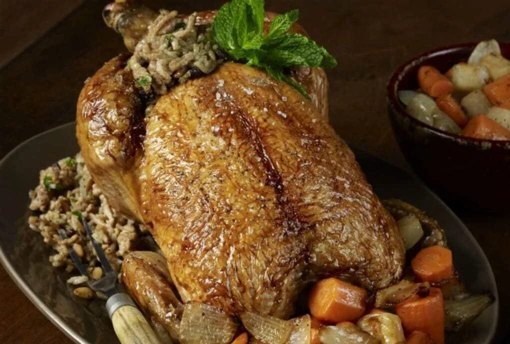 Гусь в духовке целиком с рисом рецепт. Курица фаршированная рисом. курица, фаршированная рисом по-кубански. курица фаршированная рисом в духовке. курица с сухофруктами в духовке.