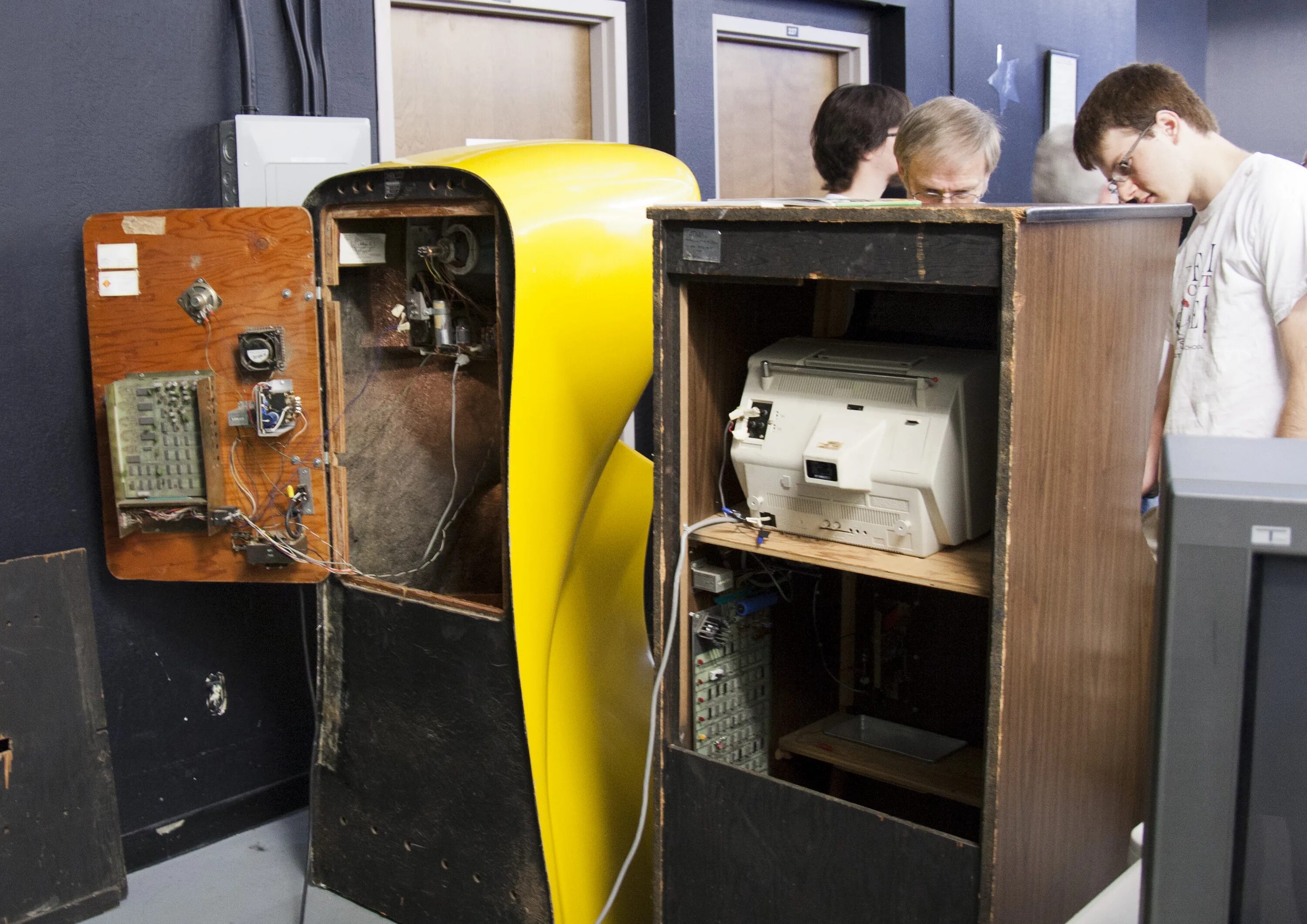 Game computer space. Computer space 1971. аркадный автомат pong. в 1971 году игры computer space. computer space на аркадных автоматах.