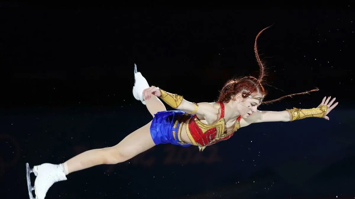 Саша Трусова в прыжке. Саша фигуристка 2022.
