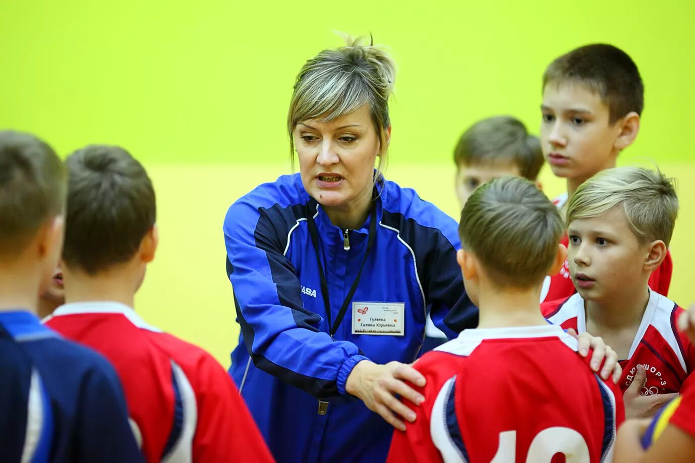 Физра тренеры. Спорт дети. Спортивный психолог. Преподаватель по физической культуре. Школьники на физкультуре.