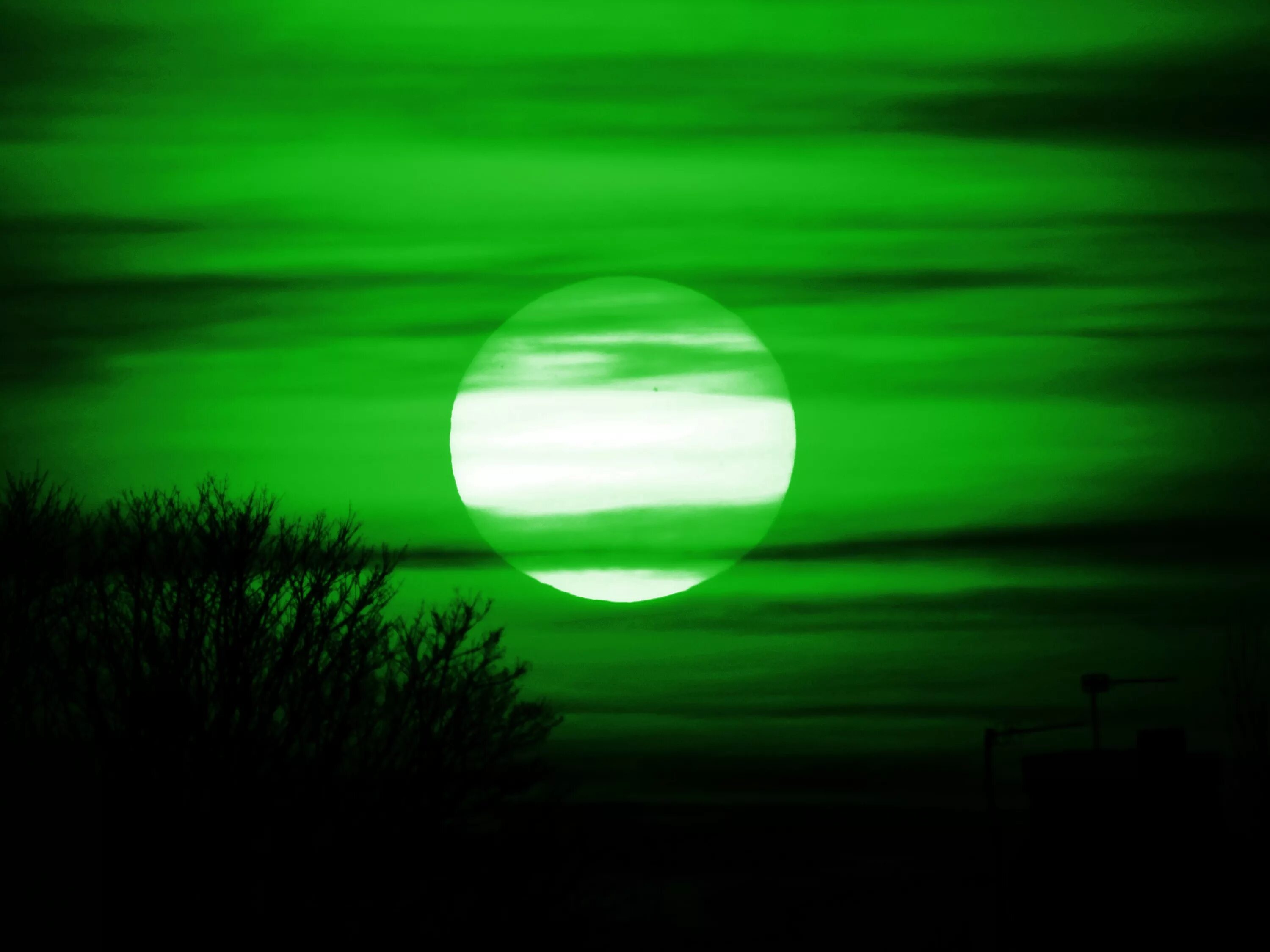 2 зеленые луны. Зеленая Луна. Зеленая ночь. Луна на зеленом небе. Ночь зеленый Луна.