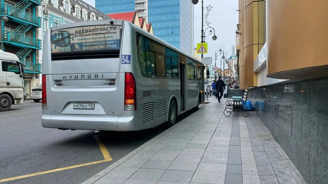 Транспорт автобусы владивосток. Автобус Владивосток. Автобус Хабаровск Владивосток. Автобусы Владивосток внутри. Реклама на автобусах во Владивостоке.