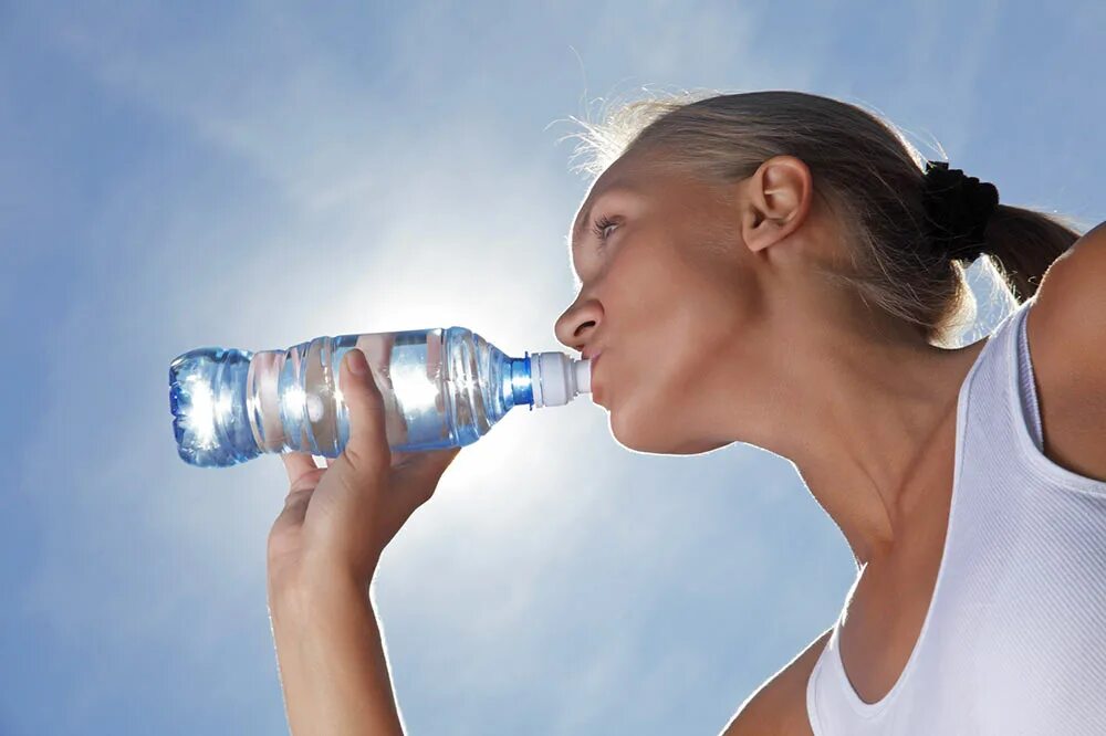 Почему в жару пьют. Девушка пьет воду из бутылки. Жажда воды. Девушка с бутылкой воды. Пейте больше воды.