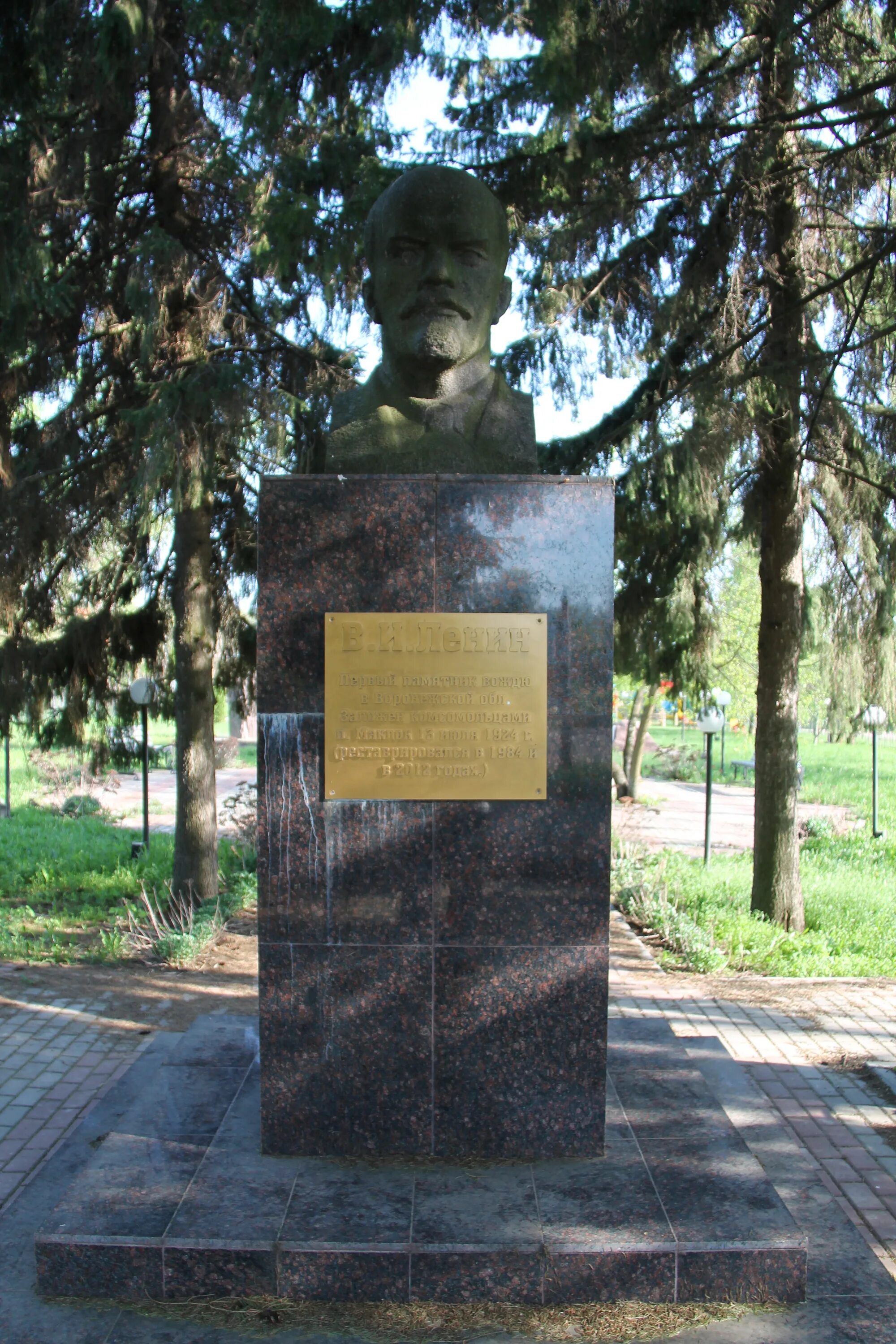 Поселок маклок. Маклок воронежская область. Река воронеж рамонь. Памятник леснику маклок. Маклок.