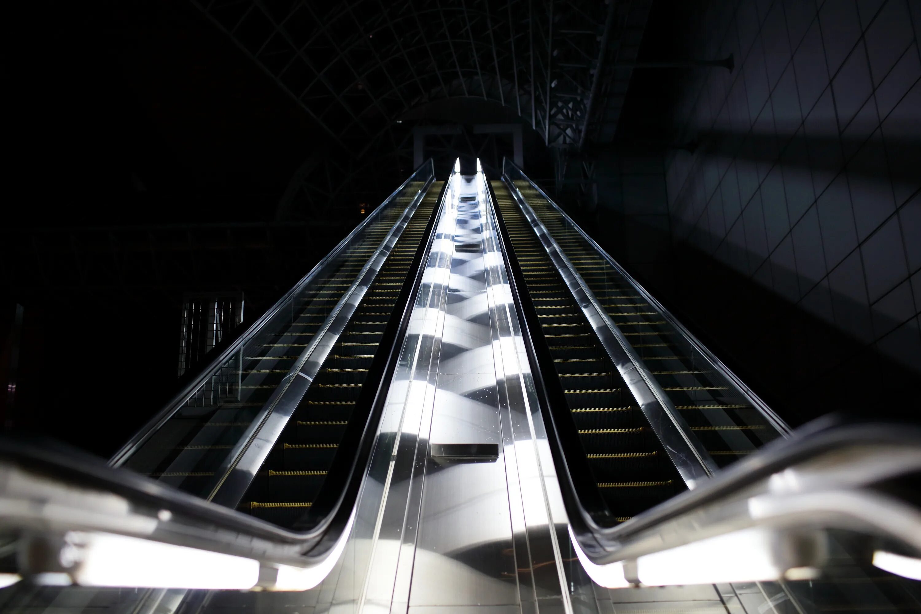 Эскалатор метрополитена безопасность. Метро Питер эскалатор. Траволаторы подъемники. Эскалатор Остен. Лифты и эскалаторы.