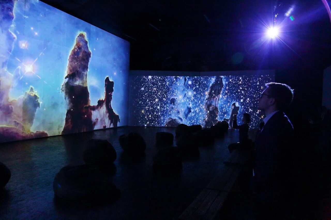 Мультимедийная выставка представляет шесть интерактивных зон. Реальный космос выставка Марс. Мультимедийная выставка. Интерактивные залы. Выставка мультимедийная космос.