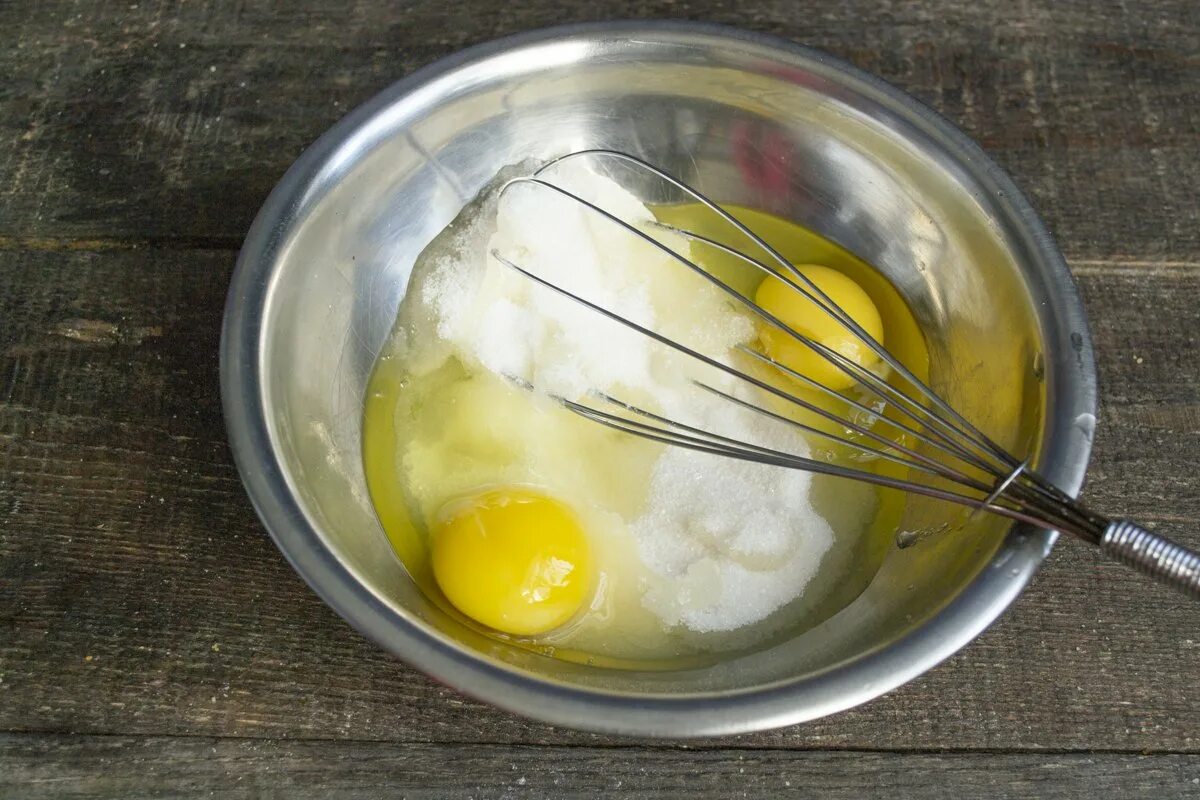 Кремовые яйца. Взбитые яйца с сахаром. Взбить яйца венчиком. Взбиваем яйца с сахаром венчиком. Яичница со взбитым желтком.