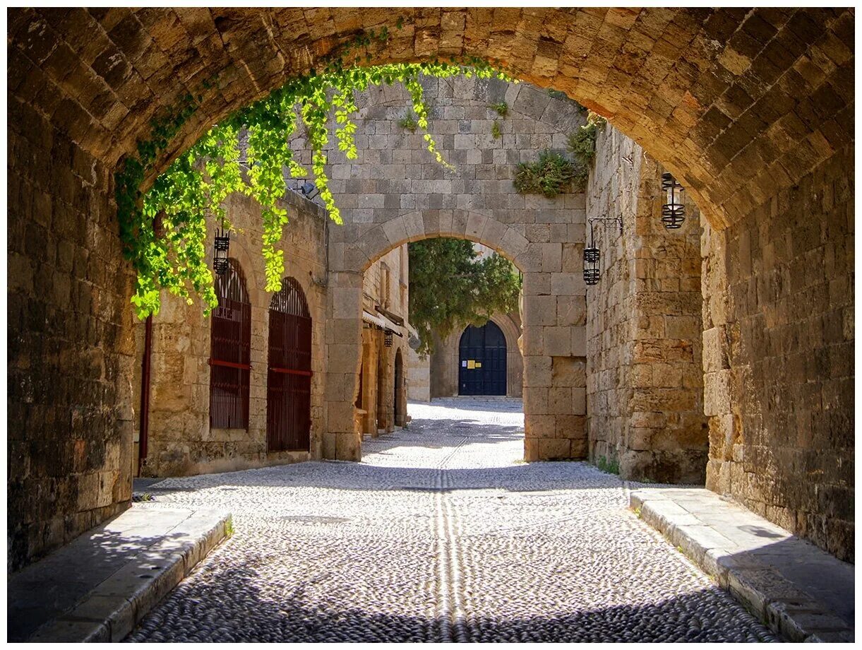 Средневековая арка каменная лангедок. Стены венецианских домов. Стена в доме. Старая стена с дверью. Старые стены старые улицы.