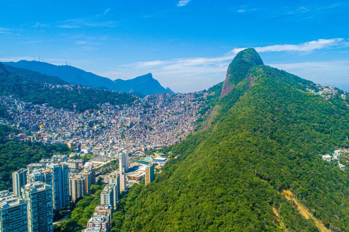 Где живет бразилия. Бразилия Рио де Жанейро. Рио де Жанейро горы. Рио-де-Жанейро (город в Бразилии). Гора сахарная голова Рио-де-Жанейро.