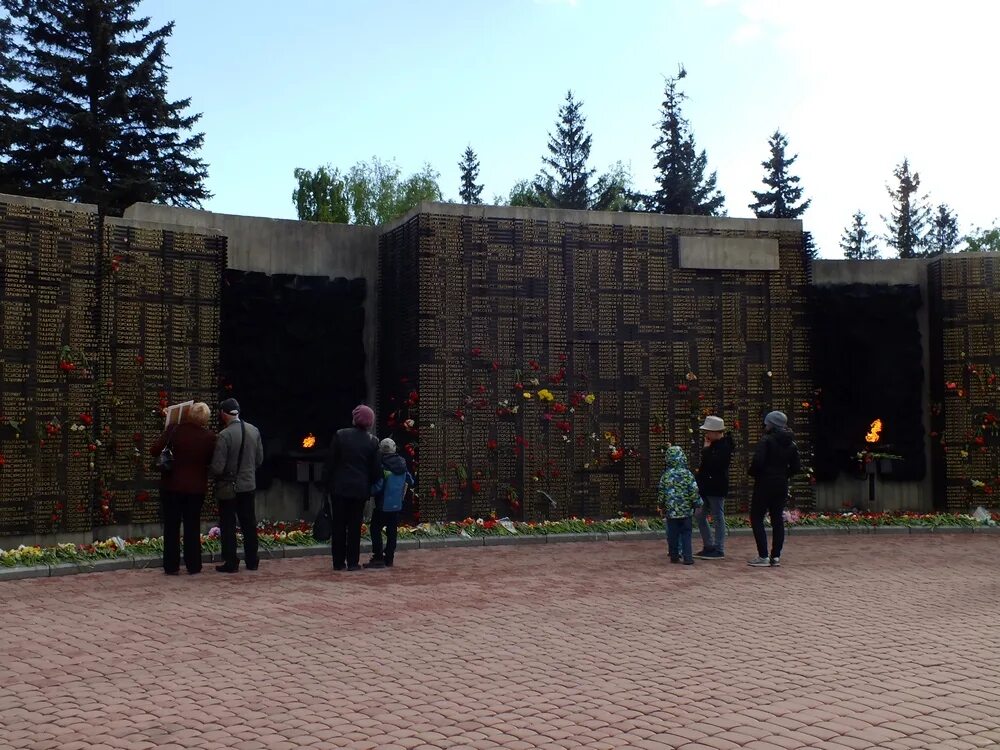 Цветы возложили к Мемориалу Славы в Барнауле