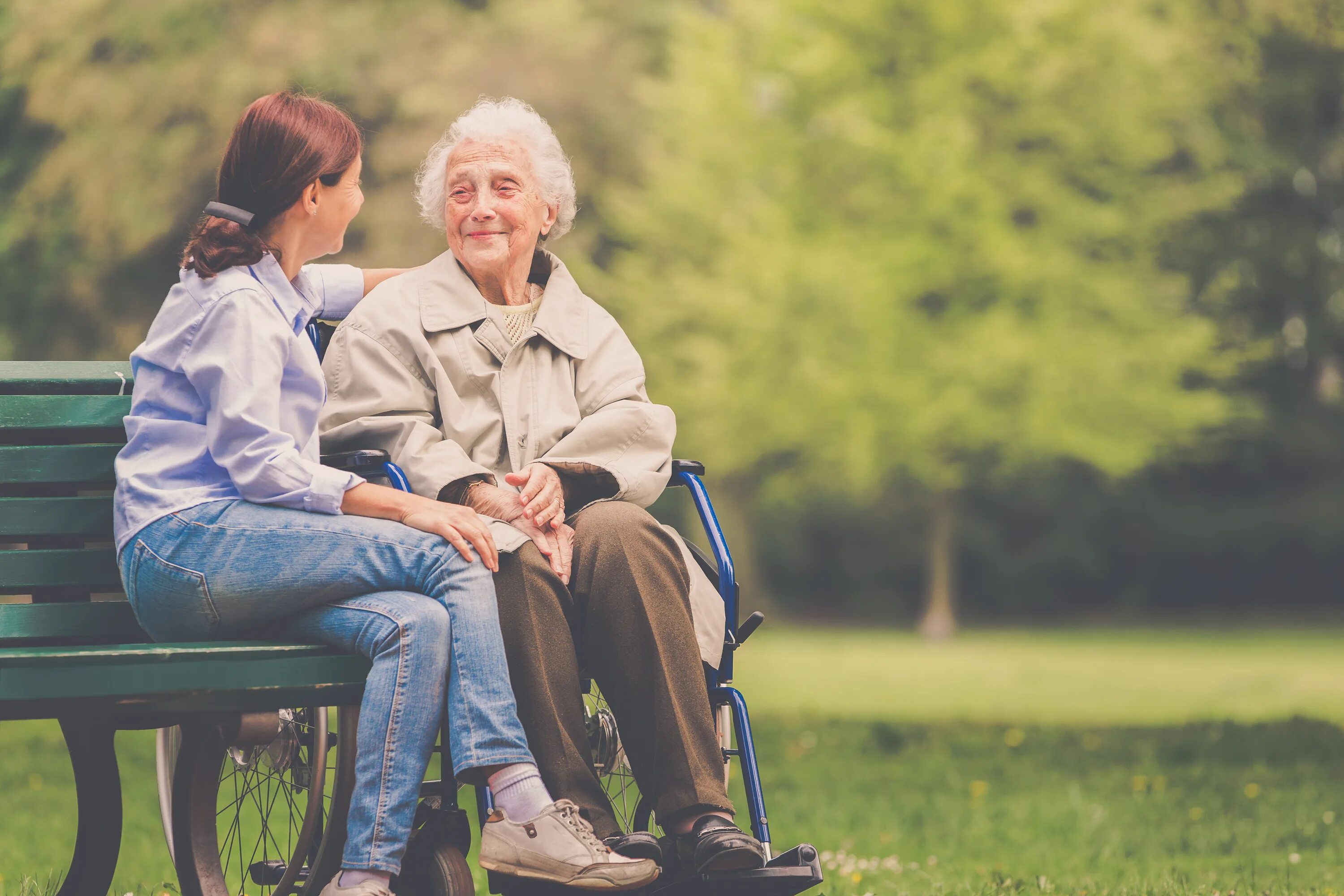 занятия для пожилых людей. забота о пожилых. занятие по смартфону для пожилых. парень сиделка для больного парня фильм 2017. компаньон для пожилого человека.