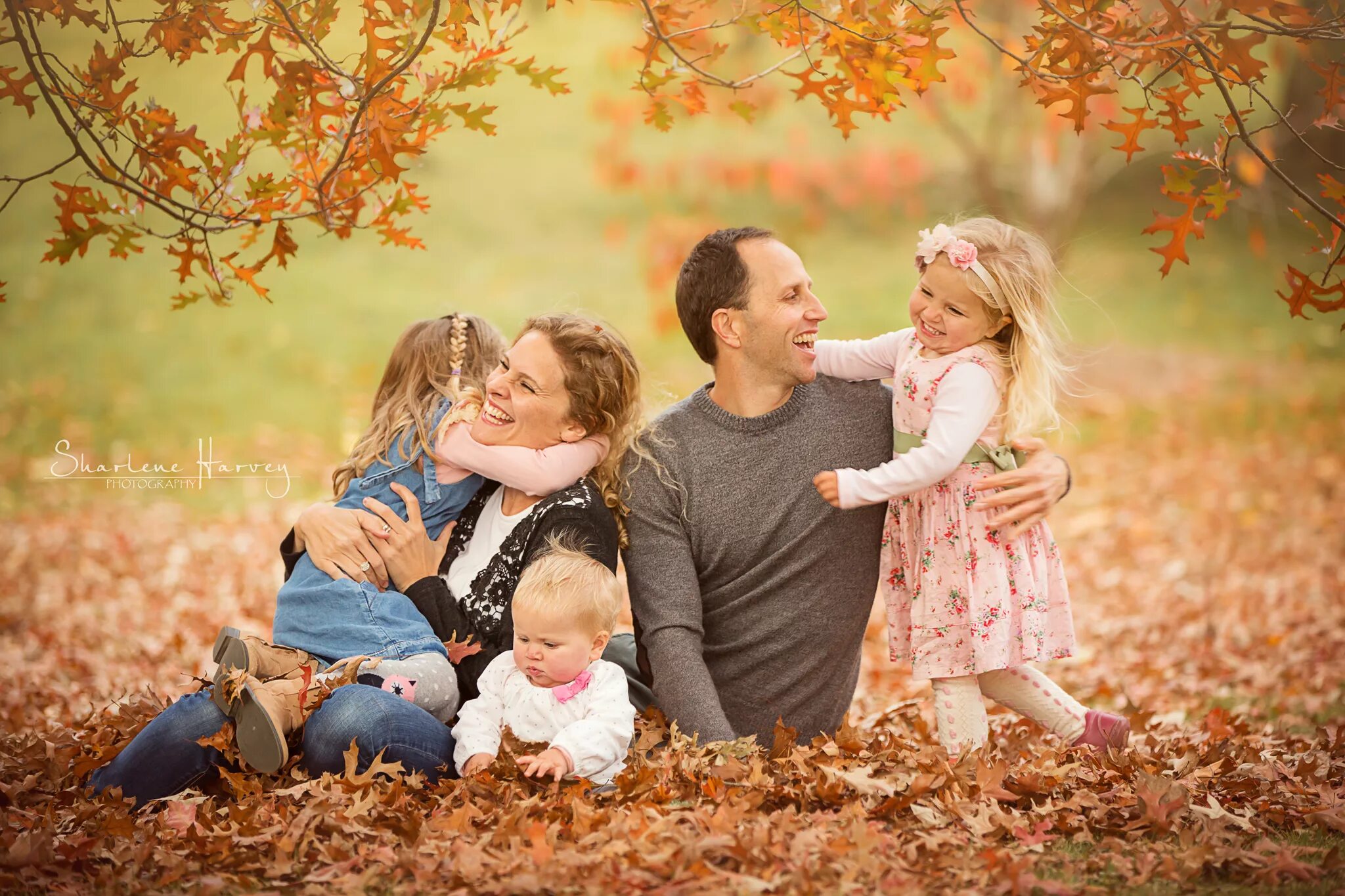 Красивая семья. Счастливая семья. Счастливая семья осенью. Семейная фотосессия.