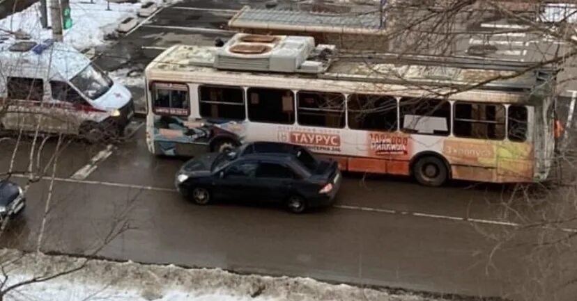 В минуты когда троллейбус с пассажирами. Пассажиры троллейбуса. ДТП В Туле сегодня троллейбус. Гнилые троллейбус Тула.