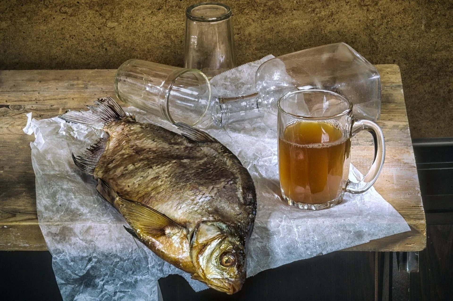 Вино с сушеной рыбой. Натюрморт с пивом и рыбой. Пивной натюрморт. Натюрморт с пивом.