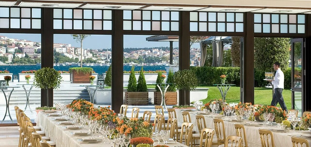 Стамбул времена года. Four Seasons Стамбул Босфор. Four Seasons Bosphorus 5 Стамбул. Four Seasons Hotel Istanbul at the Bosphorus. Стамбул four Seasons Bosphorus Restaurant.