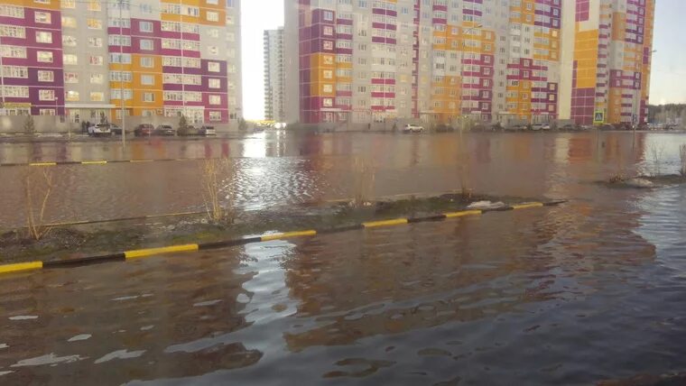 Потоп в тюмени. Многоэтажка потоп. Затопление многоэтажного дома. Тюмень потоп. Затопление многоэтажных гаражей.