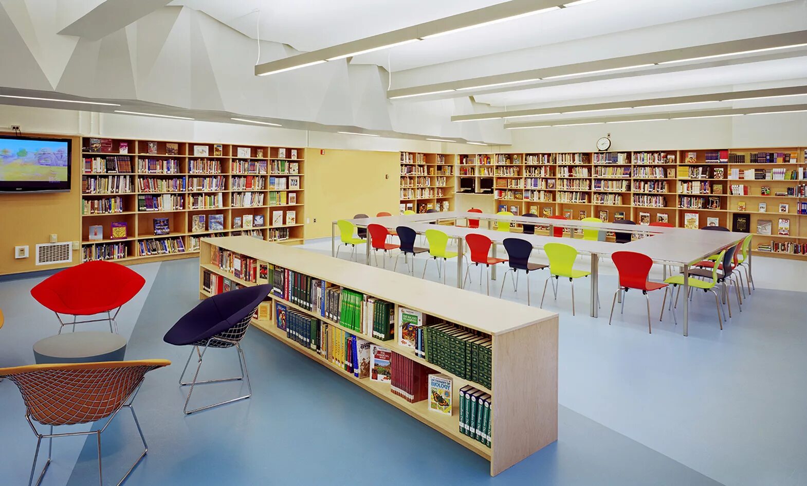 Дизайн библиотеки общественной. Современная библиотека. Интерьер библиотеки. Библиотека в школе. Библиотека в американской школе.