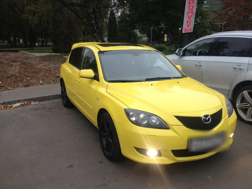 Мазда 3 желтая хэтчбек. Мазда 3 2004 седан желтый. Mazda 3 BK желтая. Желтая Мазда 3 БК хэтчбек. Mazda желтая