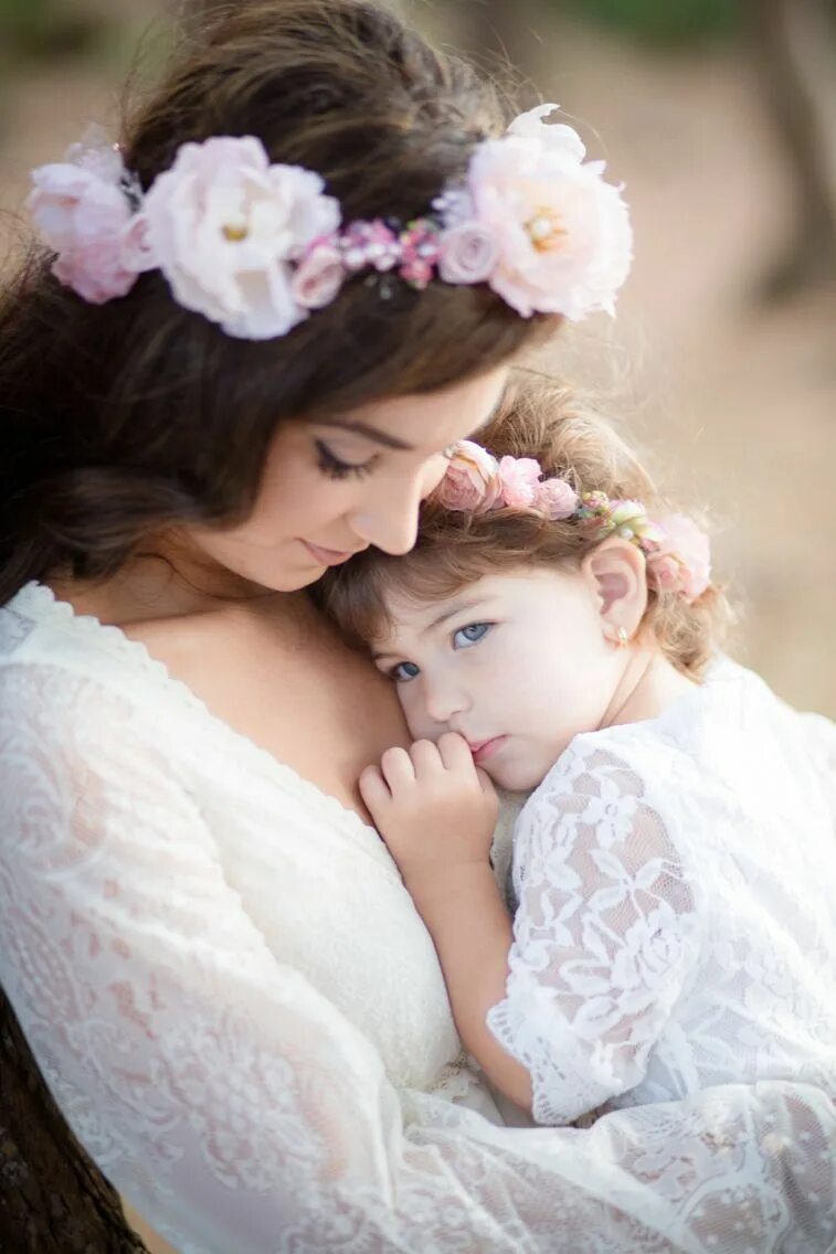 Baby daughters. Мать с ребенком. Мама и дочка. Красивая мама с ребенком. Фотосессия мама и малыш.