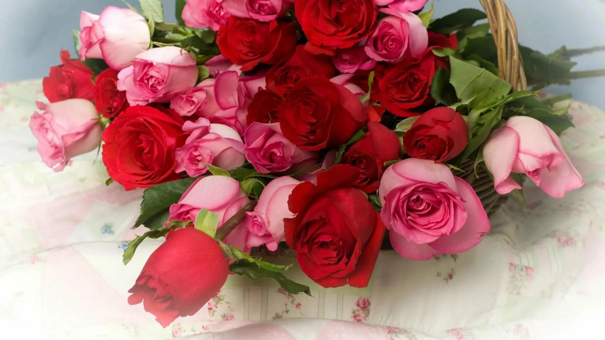 Цветы красивые букеты картинки пожелание. Букет шикарный. Букет роз с днем рождения. Букет цветов «день рождение». Шикарный букет цветов с днем рождения.