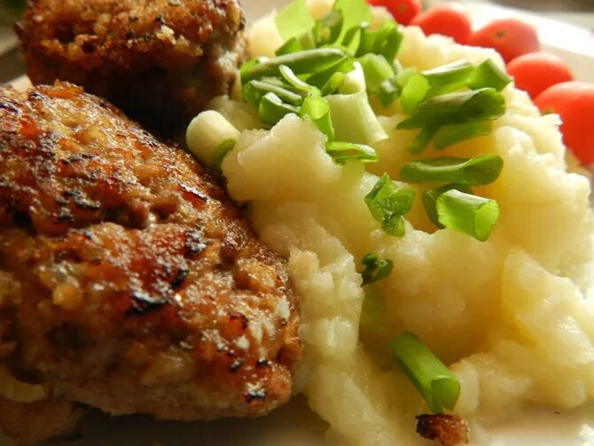 Блюдо пюре с котлетой. Картофельное пюре с котлетой. Картофельное пюре с котлетой. Блюдо пюре с котлетой. Пюре с котлетой.