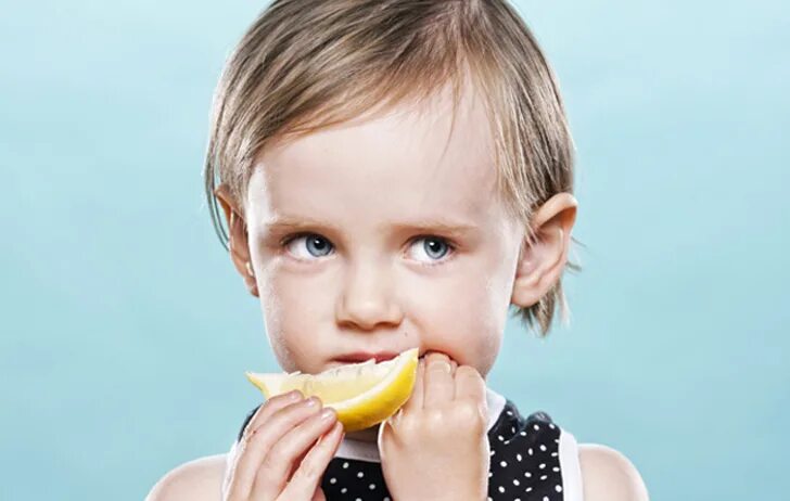 Ест лимон. Лимончик человек. Поедание лимона. Кислый лимон. Ест лимон.