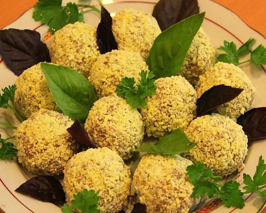 Рулетики из печеночных блинчиков. Закуска из печенки. Закуска из печени. Мини тортики из печени. Закуска из печени.