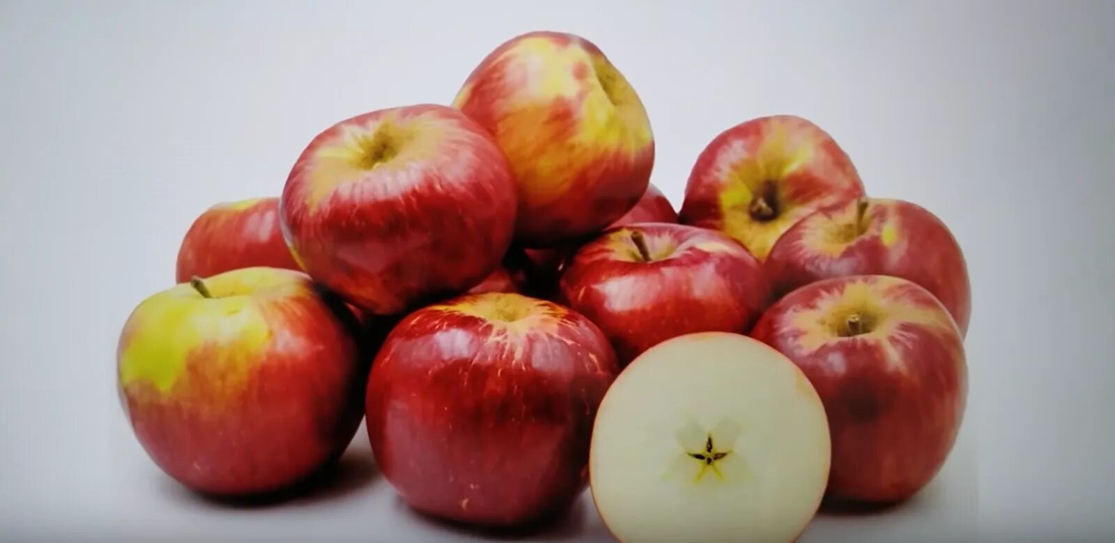 2 килограмм яблок. Яблоня Джонатан. Сорт яблок Джонатан. Сорт Джонатан. Яблоки красные сорта Джонатан.