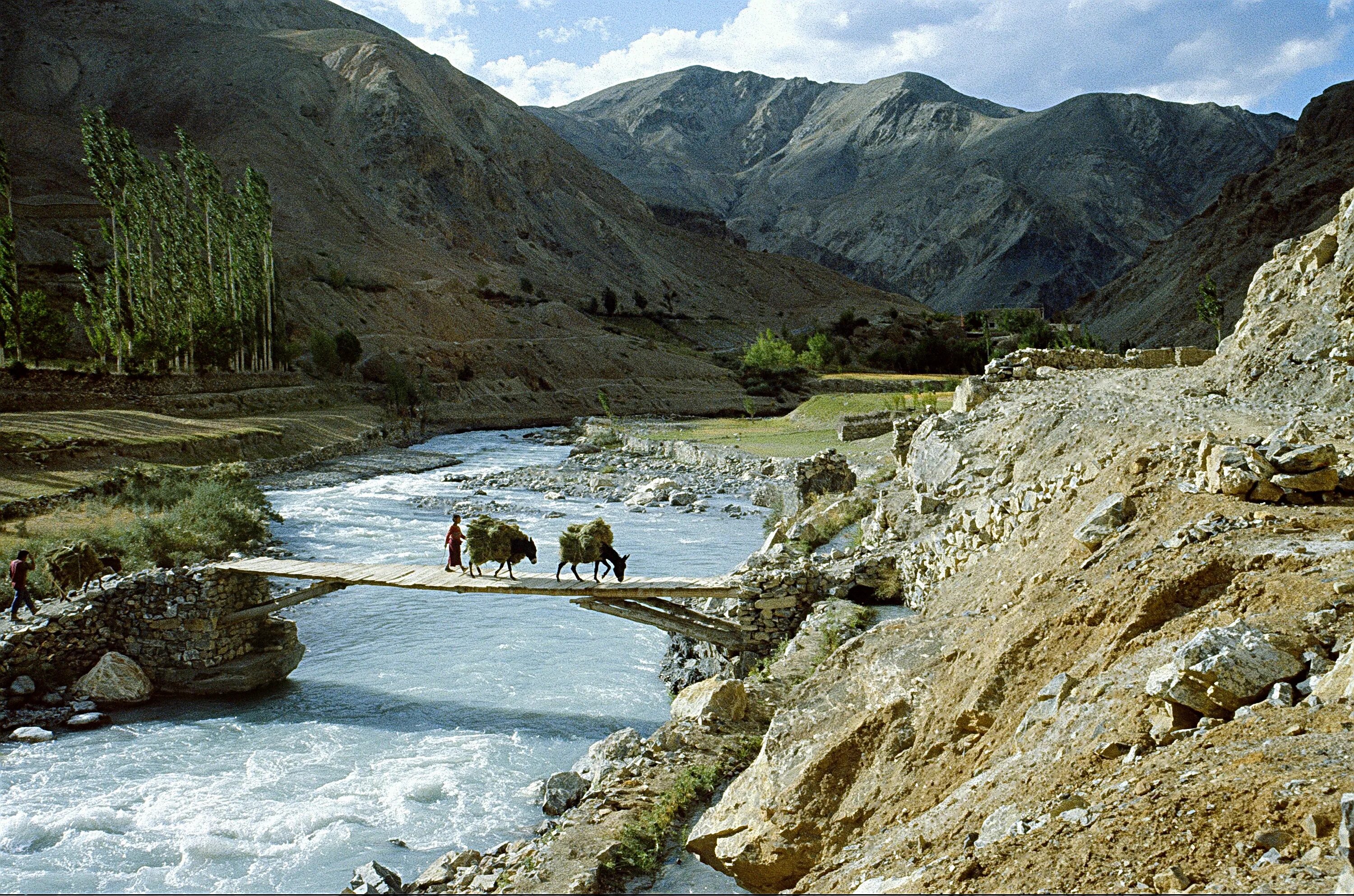 Какие реки берут начало в гималаях. Долина Занскар, Ладакх. Занскар горы. Инд и Занскар. Занскар Индия.