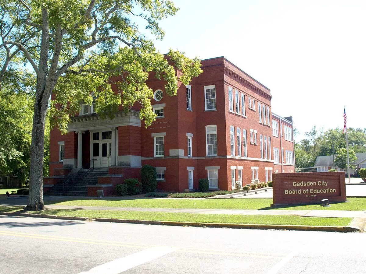 Школа на улице. Американская школа улица. Здание Scotland Street School. Школы в городских районах Америки.