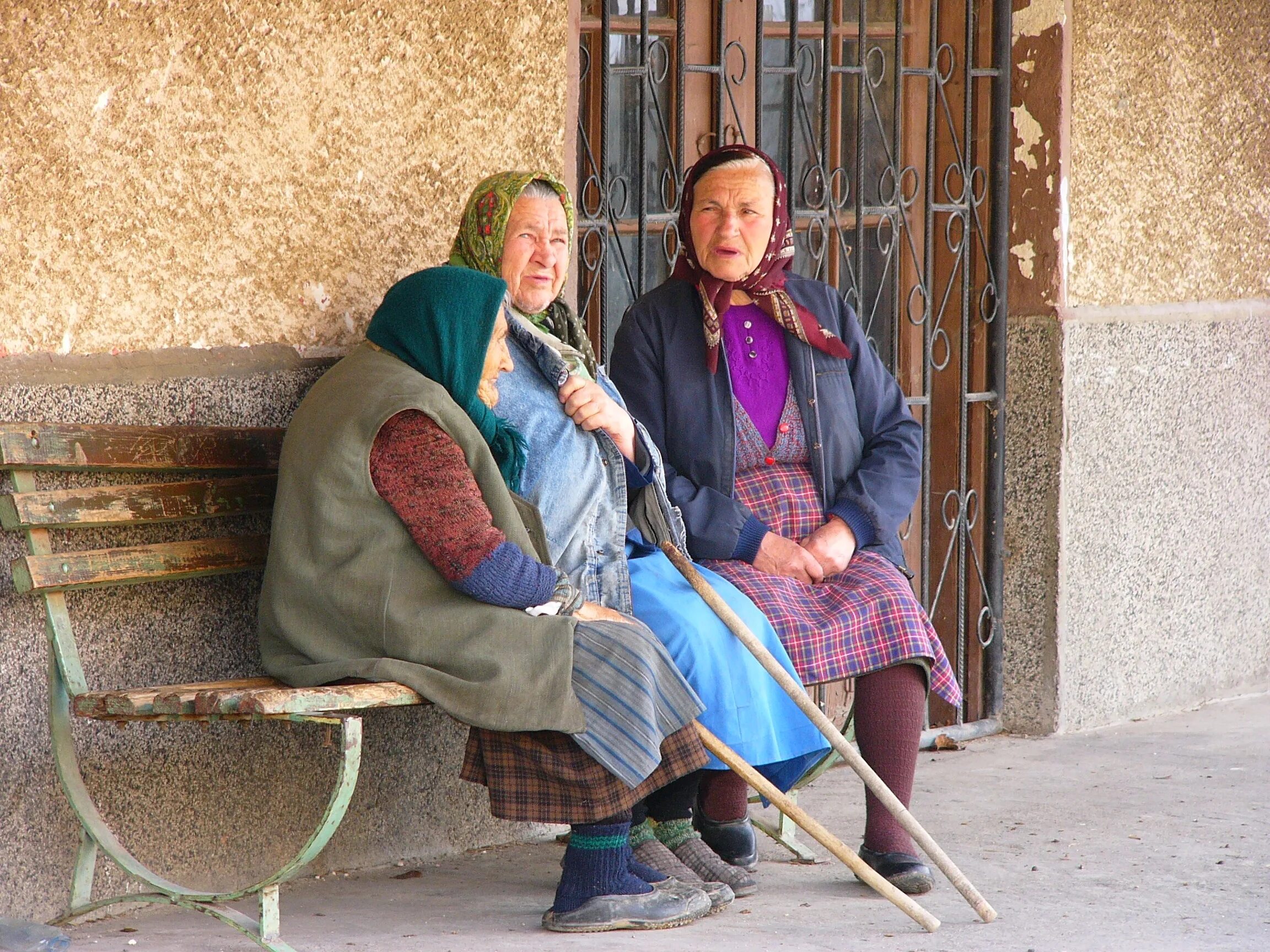 Village woman. Пенсионеры в деревне. Пенсионерка в деревне. Пенсионеры в Болгарии. Сельские жители.