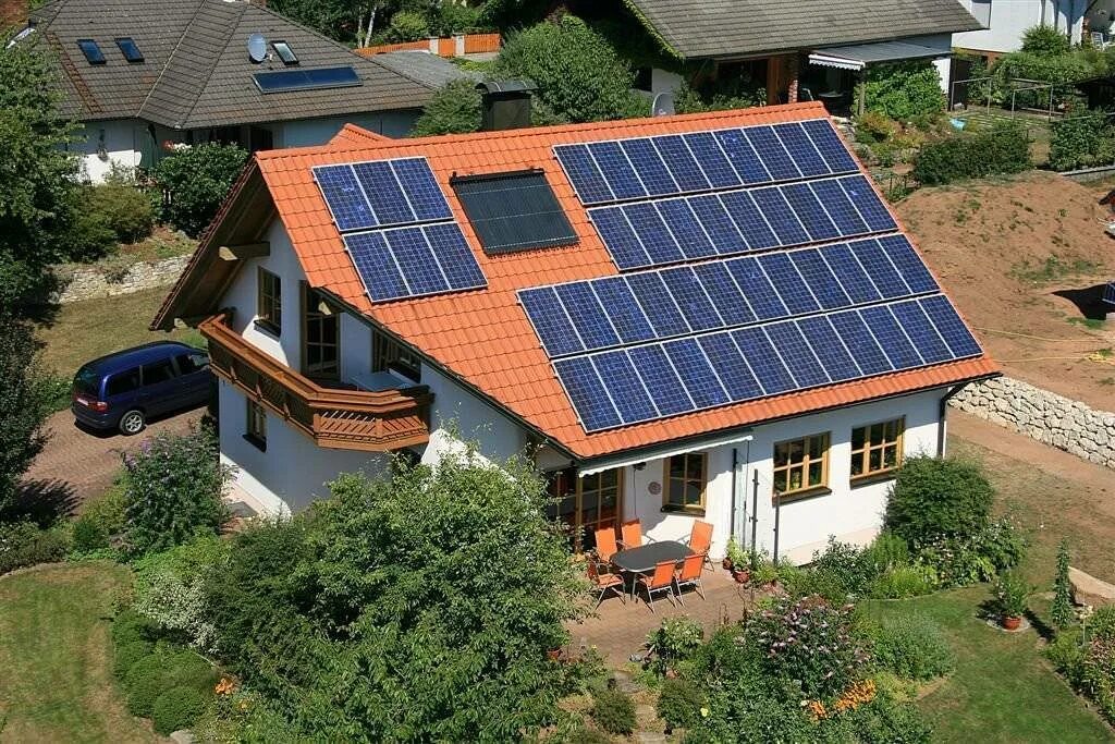 Солнечные батареи фото. Солнечные батареи. Дом с солнечными батареями. Солнечные батареи на крыше. Дом с солнечными батареями на крыше.