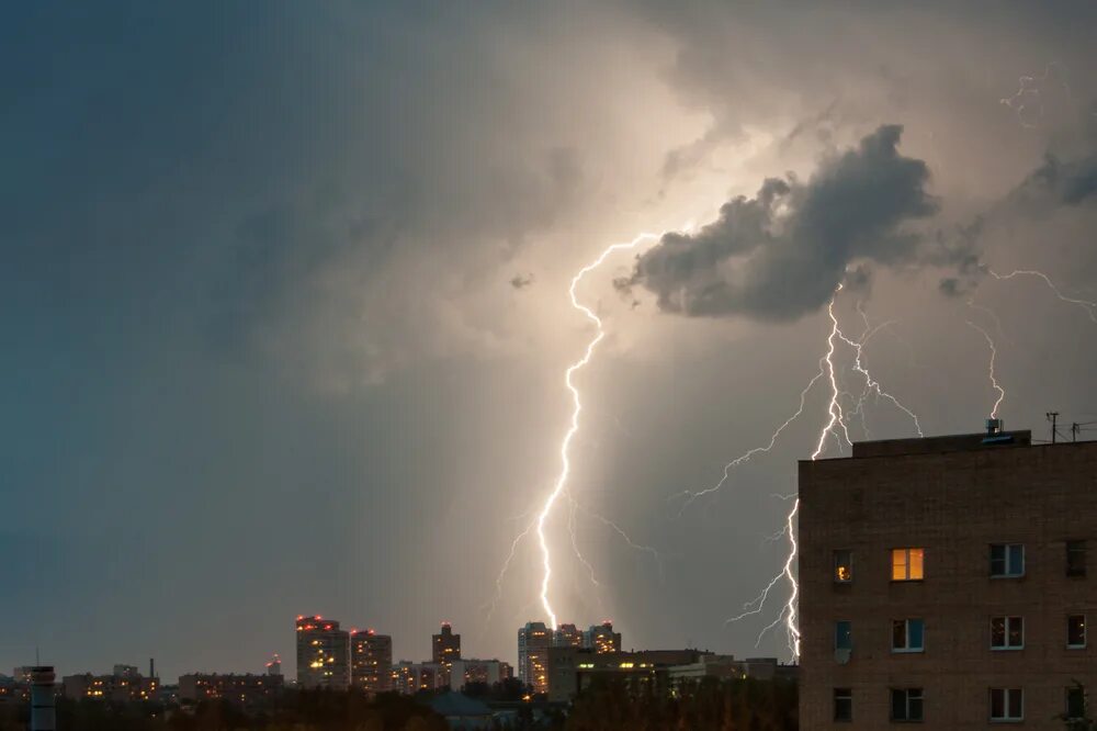 Гроза. Гроза в Москве. Гроза и дождь. Гроза и град в Москве. На москву надвигается гроза