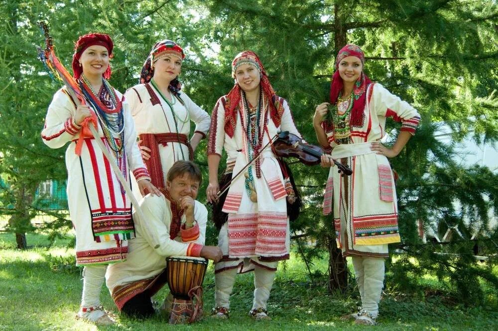 Пестрый народ. Финно-угорские народы Мордовия. Мордовский национальный костюм эрзя. Национальный костюм финно угорских народов России. Народы.России.мордва.Мокша.