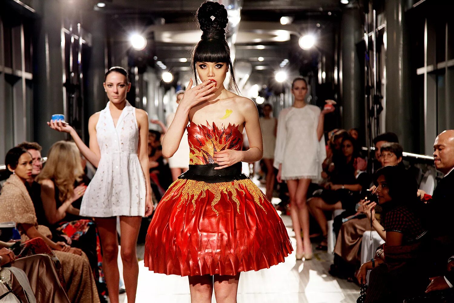 устроим показ мод. устроим показ мод. Fashion пандемия. устроим показ мод. дизайнер одежды.