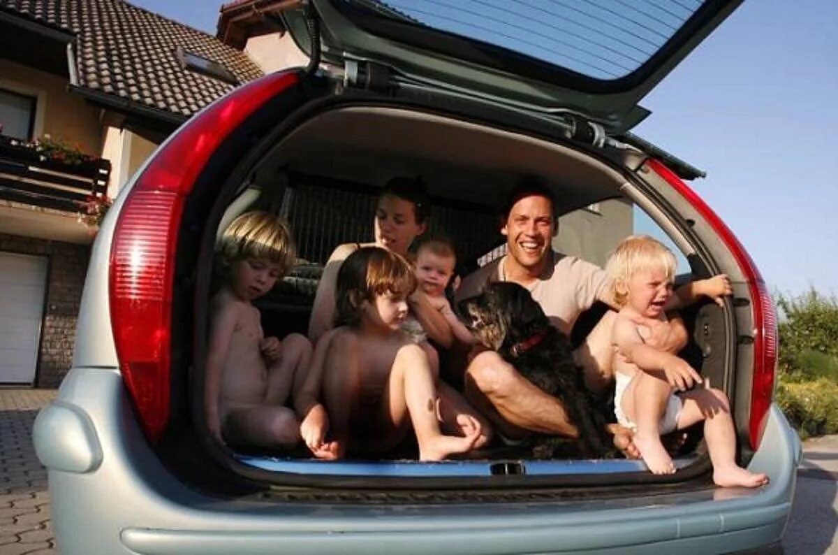 В большую семью большую машину. Семейный автомобиль. Семейная машина. Семья с автомобилем. Машина для большой семьи.