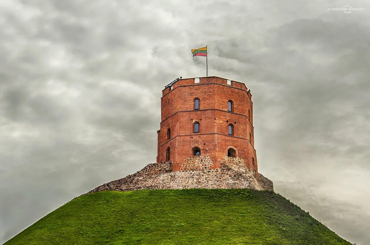Вильнюс башня гедиминаса. Башня замка гедиминаса вильнюс. Башня гедимина в вильно. Литва башня. Литва башня.