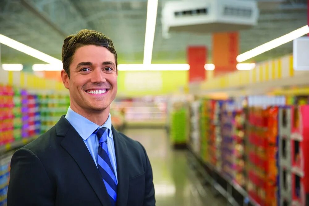 Менеджер маркет. Мужчина в магазине. Менеджер в супермаркете. Store manager магазин. Retail store.