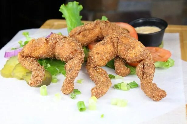 Frog legs. Лягушачьи лапки во Франции. Французская кухня лягушачьи лапки. Твистеры лягушачьи лапки. Француз с лягушачьими лапками.