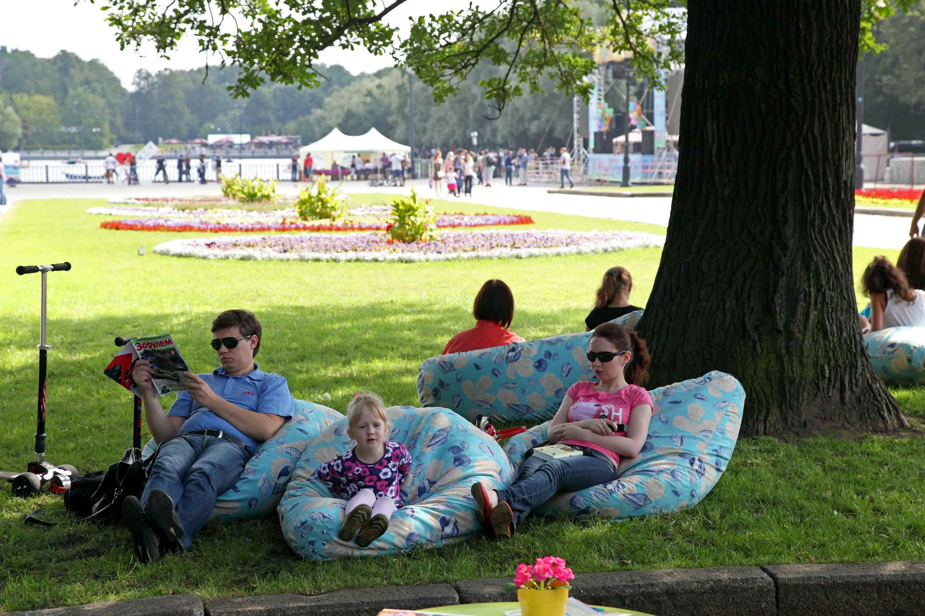 Парк погулять с детьми. Парк Горького Москва пикник. Царицыно пикник. Пикники в парках. Люди отдыхают в парке.